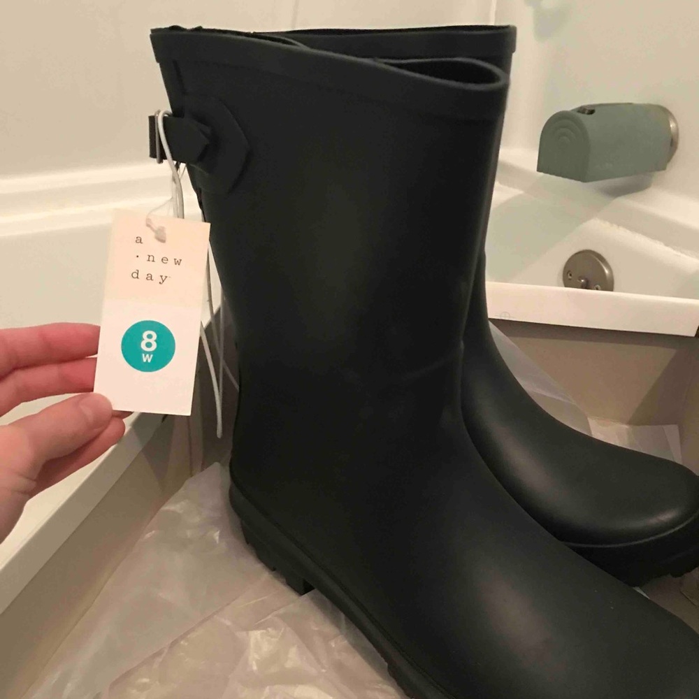 Womens Vicki mid calf rain boots.  Womens 8 Wide.  New in box.  Never worn.